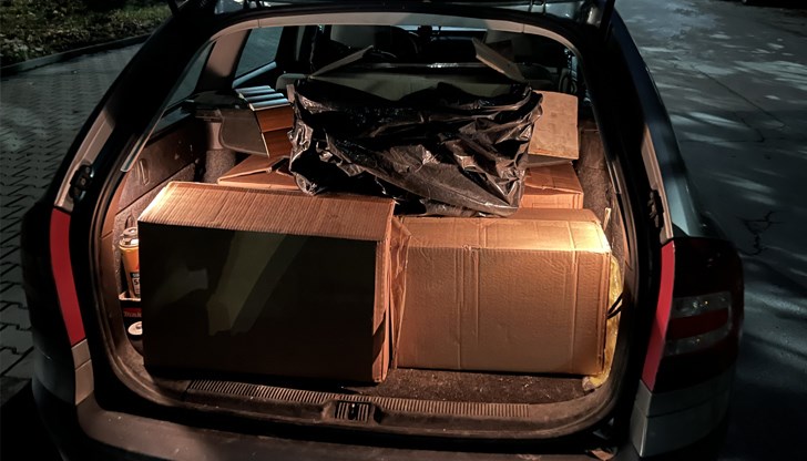 Шофьорът и спътникът му обяснили, че са намерили тютюневите изделия на пътя и са ги прибрали Шофьорът и спътникът му обяснили, че са намерили тютюневите изделия на пътя и са ги прибрали