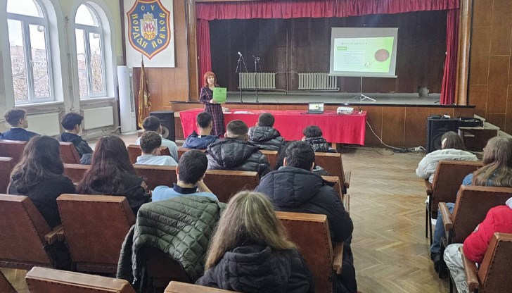 Възпитаници на СУ "Йордан Йовков" облякоха тоги и се запознаха с работата на магистратите