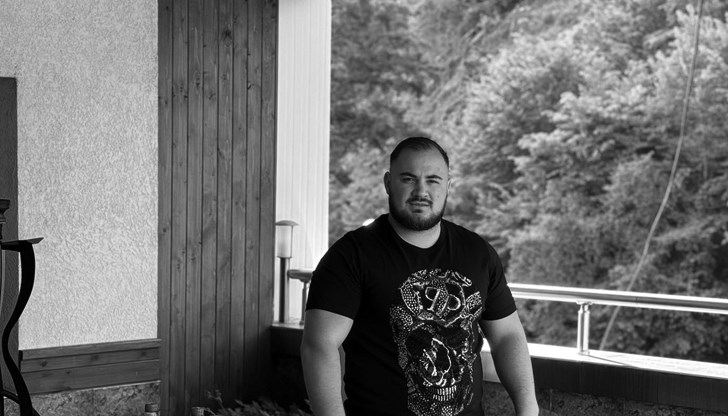 Приятел на жертвата стрелял с газов пистолет в опит да спре побоя, един от нападателите бил надрусан с кокаин