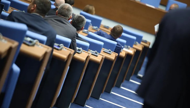 Депутатите гласуваха с 12 "за" и 5 "против" на извънредно заседание