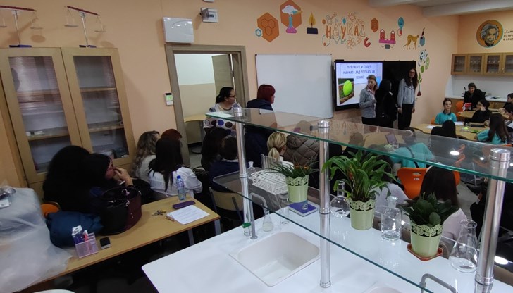 Ученици и учители представиха иновативен урок за науката зад тениса