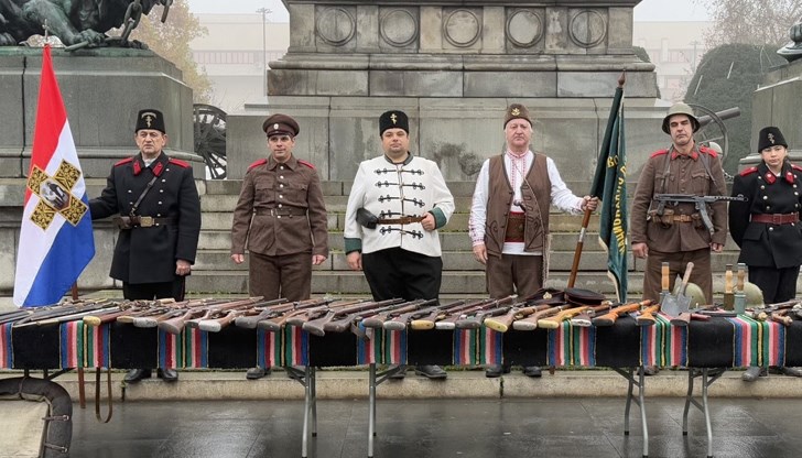 Дружество "Традиция" отбеляза 25 години с мащабна експозиция пред Паметника на Свободата