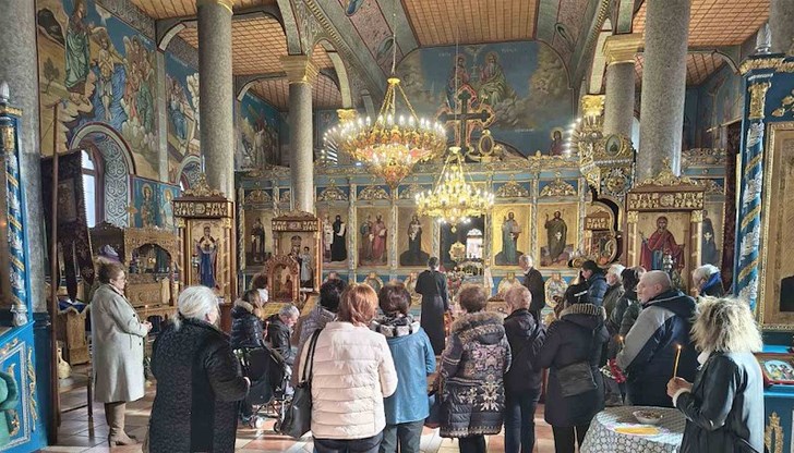 Урната на родената в Русе певица бе положена до родителите ѝ в крайдунавския град