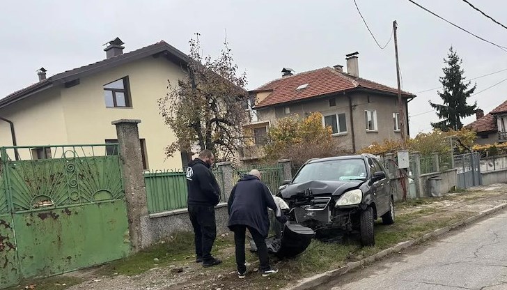 Колата е с откъртена предна броня, съборила е стълба на тротоара