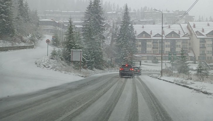 На места има заснежени участъци по пътните платна в област Смолян