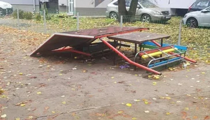 Общинското имущество на улица "Мария Луиза" е напълно унищожено, полицията издирва извършителите