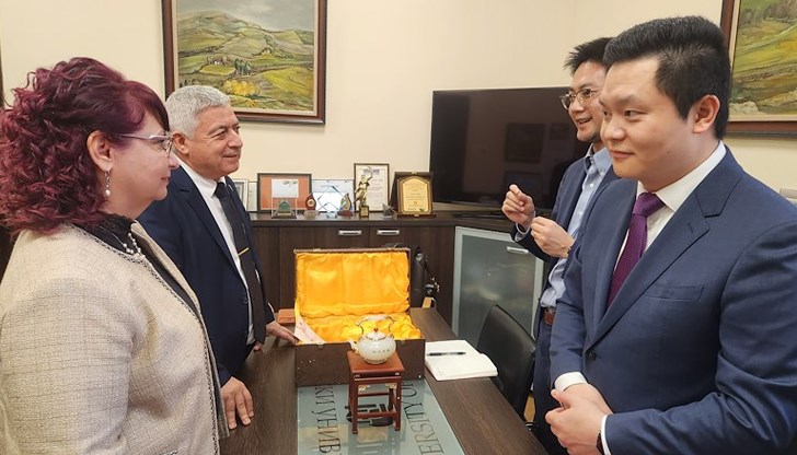 Технологичният гигант дари нефритена реликва за 80-годишнината на висшето училище