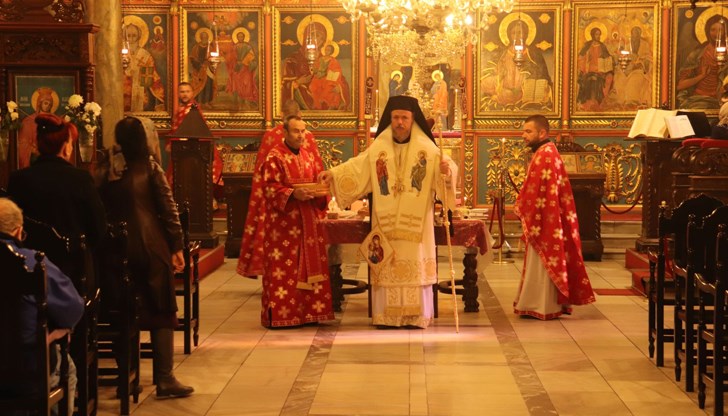 Епископ Макарий възглави панихидата в русенския храм