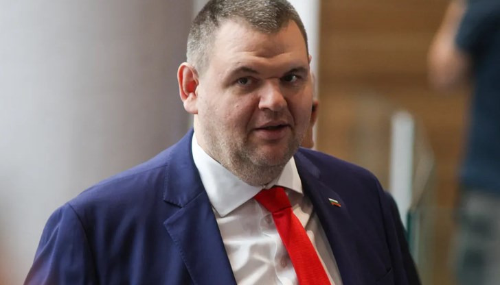 Лидерът на „ДПС – Ново начало“ приветства решението за закриване на Авиоотряд 28 и атакува президента за еврото