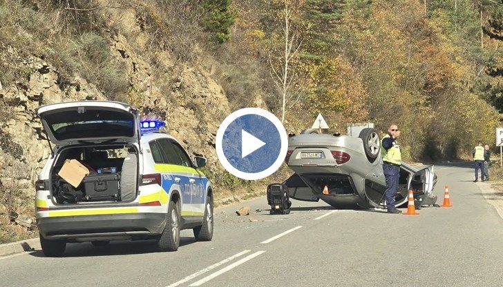 Жената е със загуба на съзнание, автомобилът се е преобърнал по таван