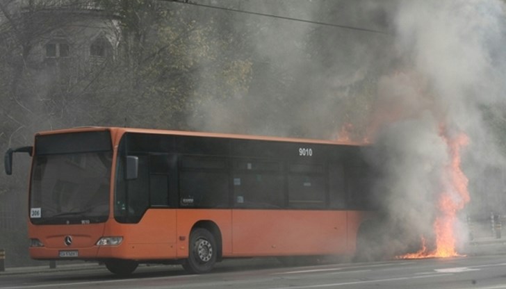 Шофьорът е евакуирал хората, няма ранени при инцидента Шофьорът е евакуирал хората, няма ранени при инцидента