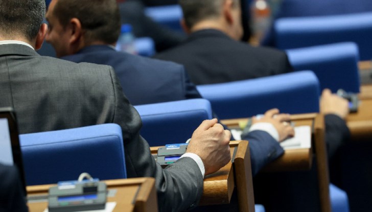 Парламентът прие на първо четене промени в Кодекса на труда, отхвърлиха предложенията за по-гъвкав бащински отпуск