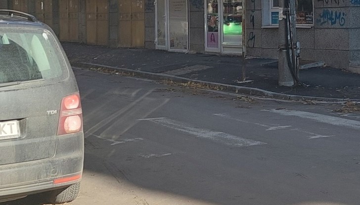 Народният представител показа абсурден пример с полубоядисана пешеходна пътека, която се е изтрила за четири месеца