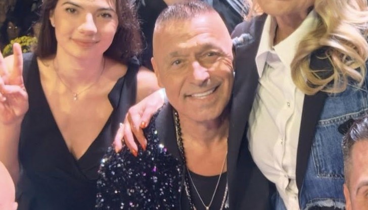 Изпълнителят ще представи песни от новия си албум "Пей сърце" Изпълнителят ще представи песни от новия си албум "Пей сърце"