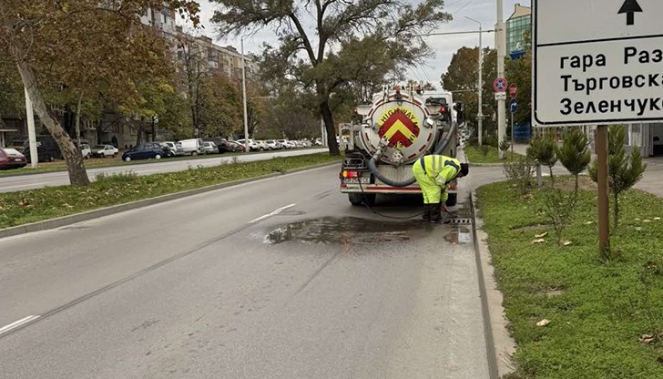 Екипи почистват приоритетно зони около спирки и кръстовища