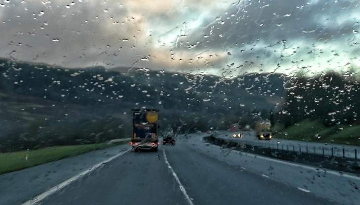 Мокри настилки и ограничения на Дунав мост изискват повишено внимание от шофьорите Мокри настилки и ограничения на Дунав мост изискват повишено внимание от шофьорите