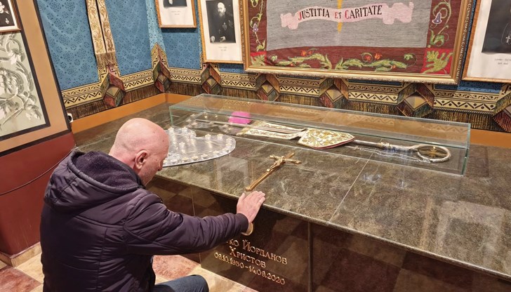 В храм "Свети Павел от Кръста" запалиха свещи в памет на монсеньор Петко Христов