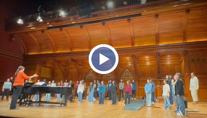 Концертът в престижния Sanders Theatre ще обедини студенти от 17 нации в изпълнение на фолклорни песни