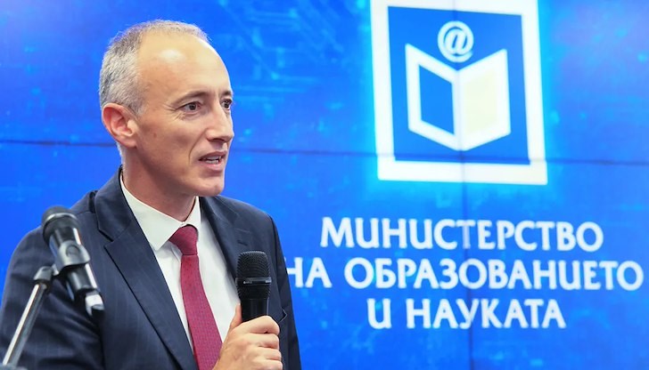 Министърът поздрави учителите, учените и културните дейци по повод Деня на народните будители