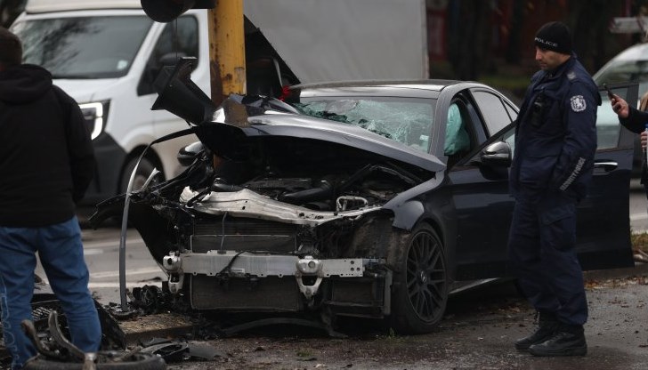 Младежът е откаран в болница за преглед, няма други пострадали при инцидента