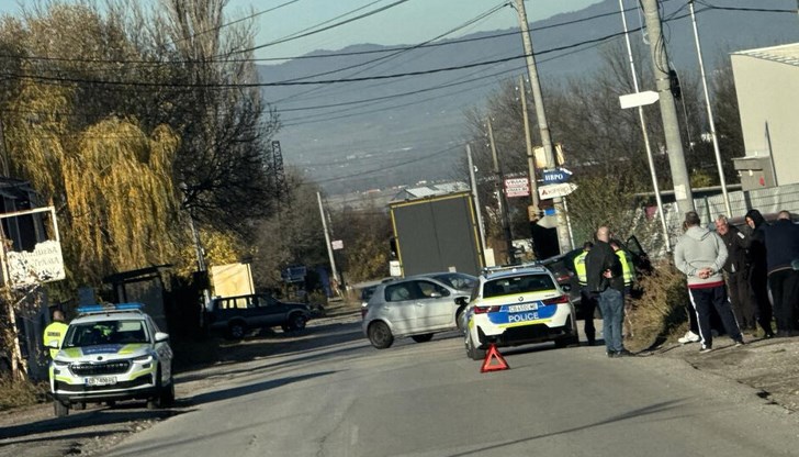 И двата автомобила са с унищожени предници, няма данни за пострадали