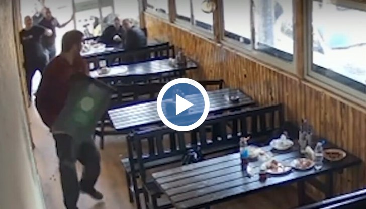 Видеозапис показва как мъжът чупи чинии и преобръща пейки