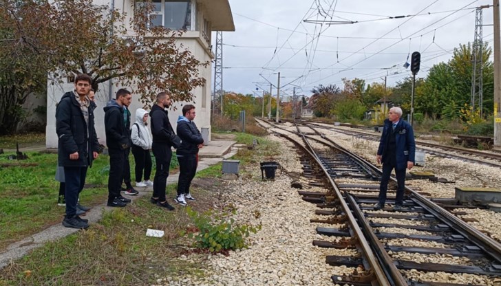 Доц. Тончо Балбузанов ръководи учебното посещение на бъдещите транспортни експерти