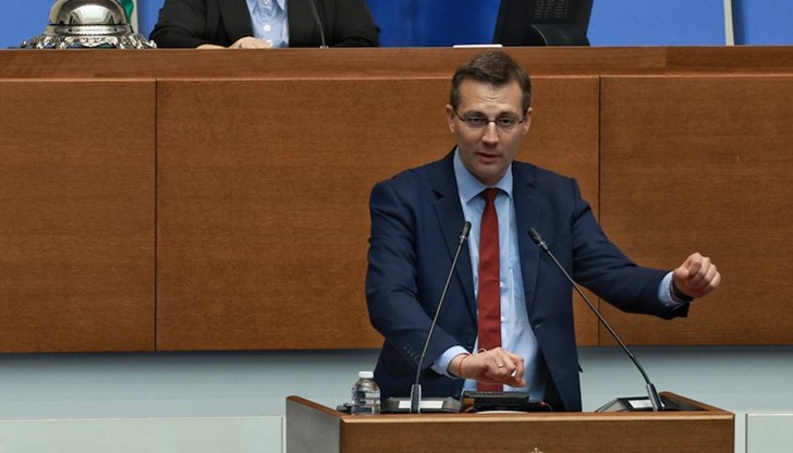 Депутатът от "ДПС - Ново начало" заяви, че забавянето на законопроекта ще спре работата на рафинерията в Бургас