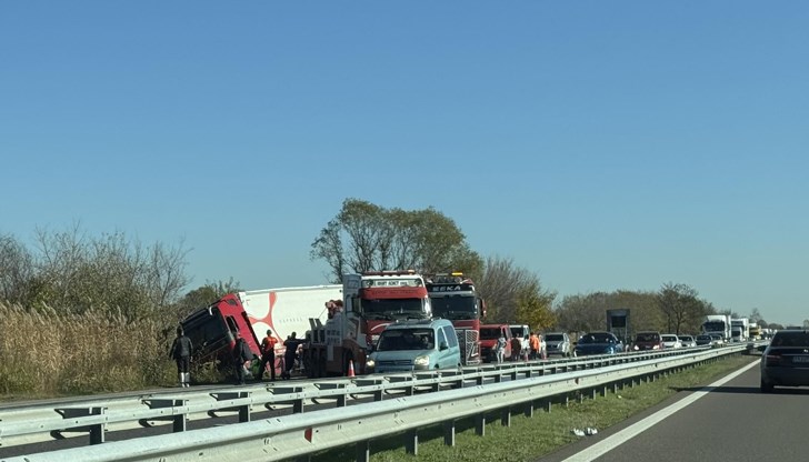 Полицията регулира движението при 80-ти километър в посока София