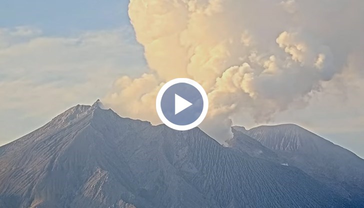 Вулканът е изхвърлил пепел на височина 4,4 километра