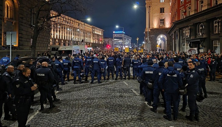 Демонстранти хвърляха бомбички и бутилки по кордона пред Народното събрание, твърдят от столичната дирекция на полицията