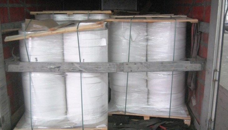 Служители на ТД Митница Русе откриха нелегалната стока в камион за Белгия Служители на ТД Митница Русе откриха нелегалната стока в камион за Белгия