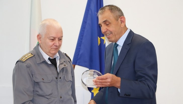 Директорът на РИОСВ - Русе награди началника на пожарната в Силистра