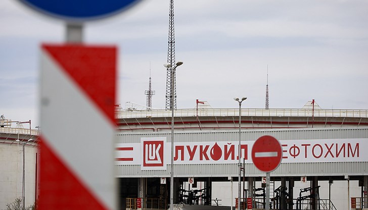 Лондон позволи трансакции и с дружествата за авиационно и корабно гориво до февруари 2026 година Лондон позволи трансакции и с дружествата за авиационно и корабно гориво до февруари 2026 година