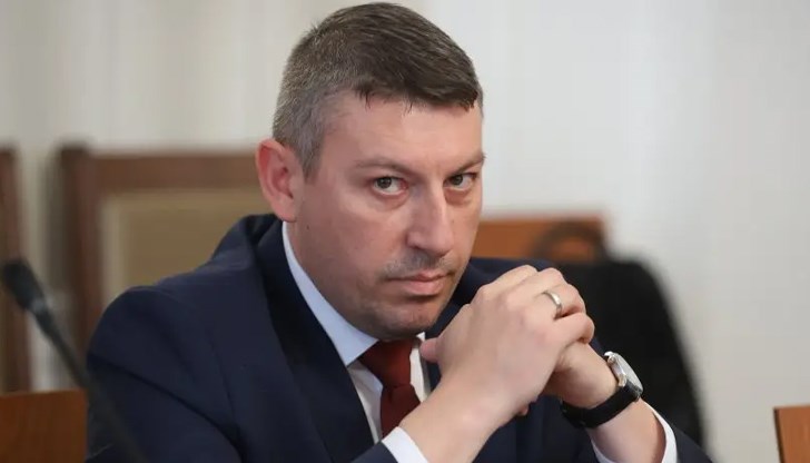 Решението идва след като парламентът промени закона и изключи президента от процедурата