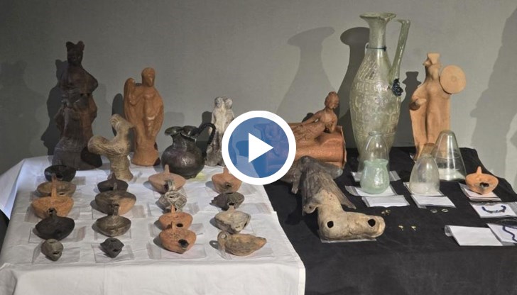 Сред находките блестят стъклена кана с лъвска глава и златни накити