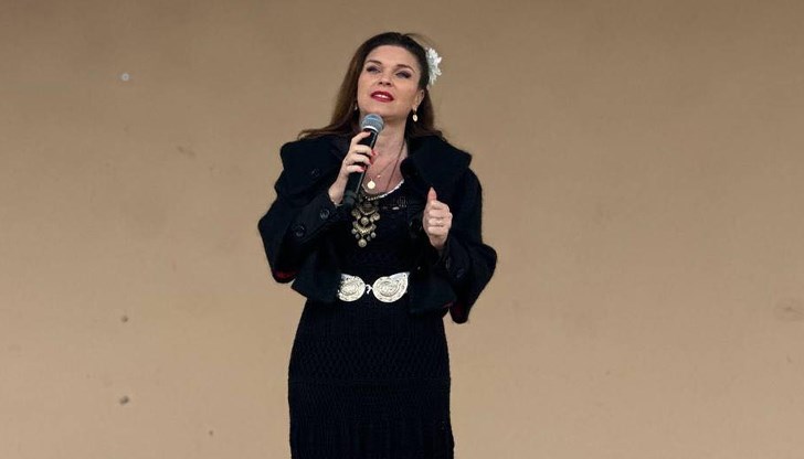 Народната певица Цветелина гостува на празника в Сандрово