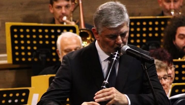 Виртуозният музикант почете паметта на Петър Петров – Парчето преди началото на музикалното събитие