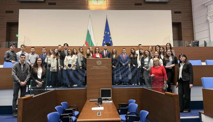 Участници в Младежката академия дискутираха фалшивите новини и популизма с народни представители