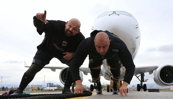 Всеки от атлетите изтегли машината на 25 метра