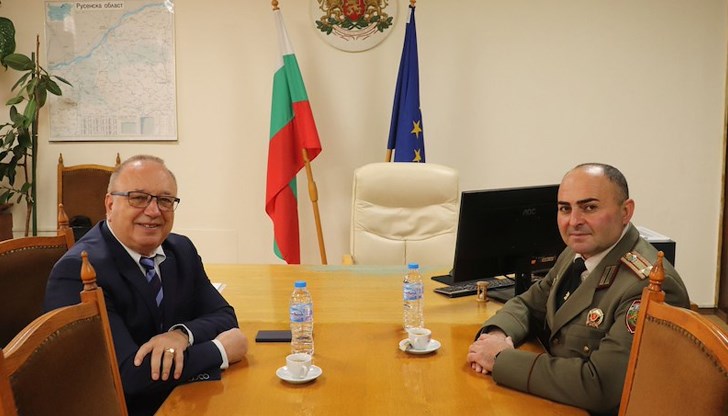 Отличието беше връчено от Генерал Деян Дешков