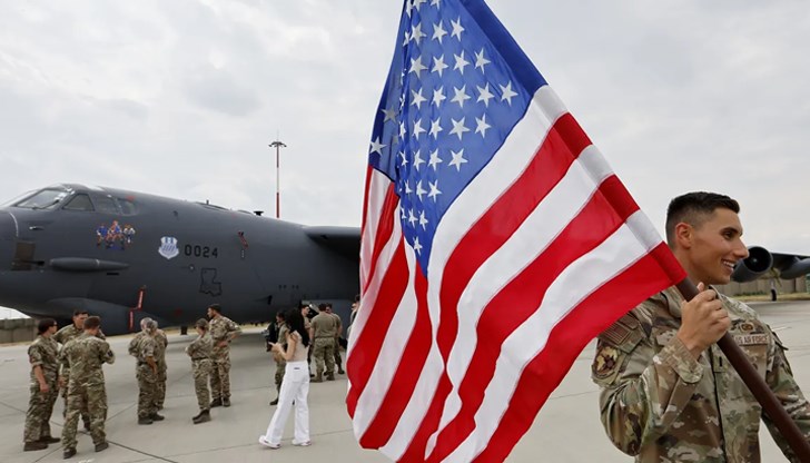 Решението идва след критики от 20 конгресмени и въпреки обявеното изтегляне на 800 войници Решението идва след критики от 20 конгресмени и въпреки обявеното изтегляне на 800 войници