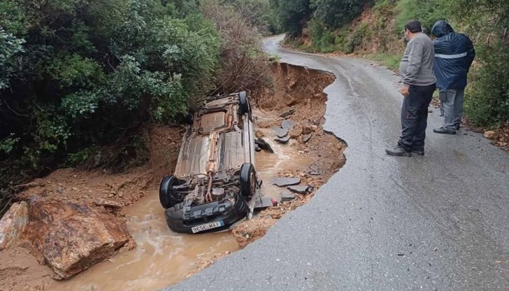 Шофьорът избяга без наранявания, автомобилът е с тежки щети
