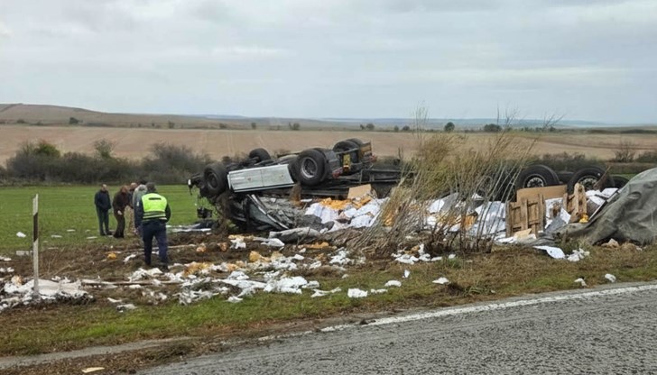 Шофьор остана затиснат в преобърнат камион край Масларево