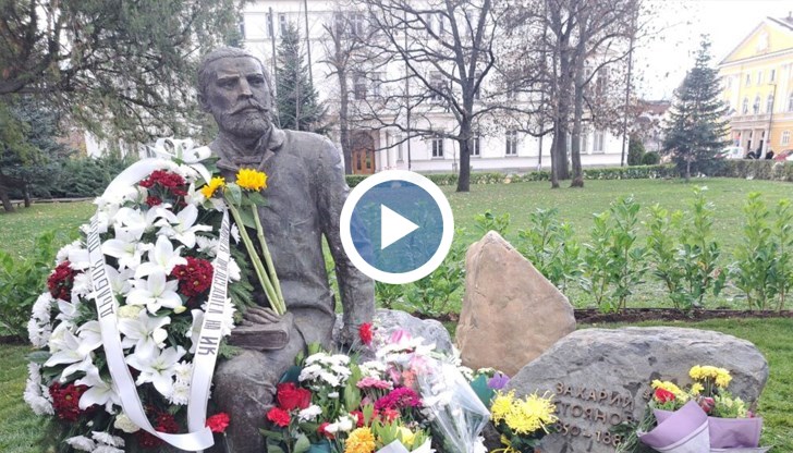 Монументът до сградата на парламента е изграден изцяло с дарения