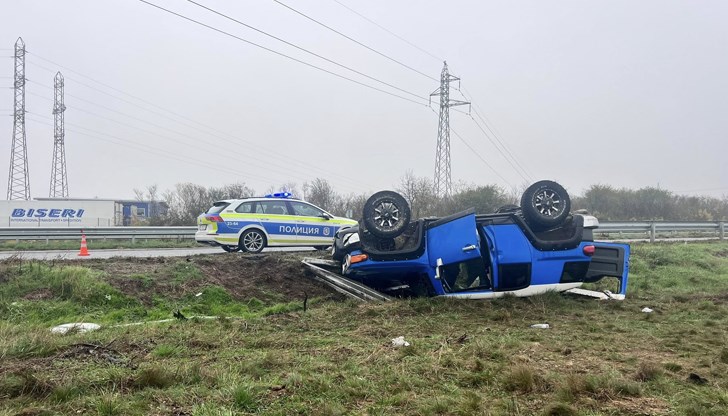 Джип е излязъл от пътното платно и се е преобърнал
