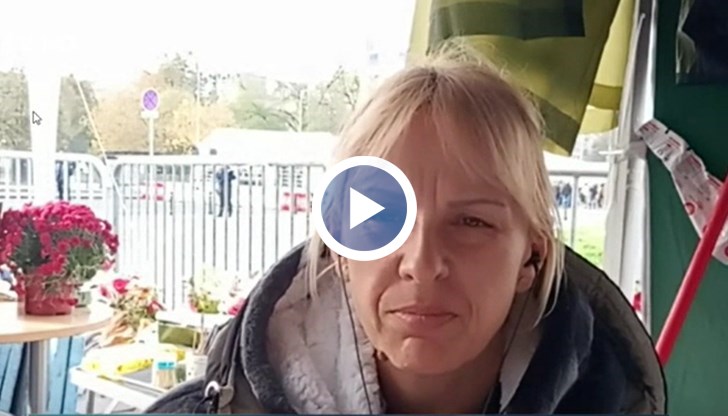 Дияна Хърка продължава протеста си в Белград с искане за справедливост за загиналите при срутването на козирката