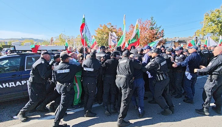 Сблъсъци на Прохода на Републиката между протестиращи и жандармерия Сблъсъци на Прохода на Републиката между протестиращи и жандармерия