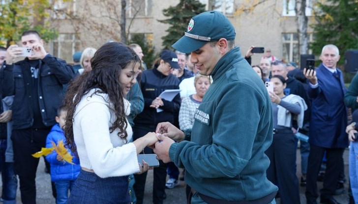 Борис Христов падна на колене пред любимата си Стела по време на церемонията в Пазарджик