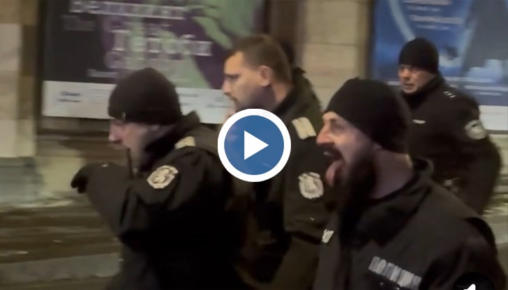 Нови кадри показват униформен служител, който се плези на демонстрантите срещу "Бюджет 2026"